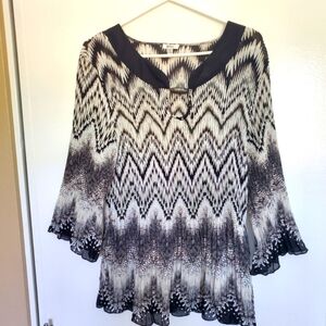 Chic Women's Black and White Top